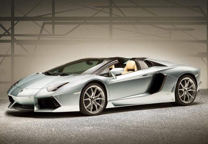 H Aventador Roadster αποκαλύπτεται επισήμως και κόβει την ανάσα.
